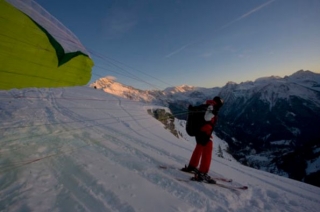  山中滑翔伞飞行